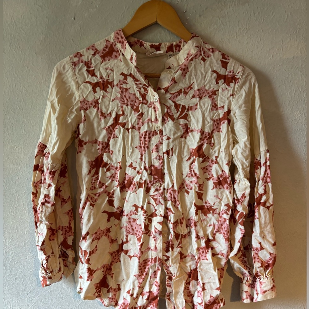 Elegant Red and Cream Floral Button-Down‎ Shirt